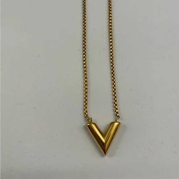 Louis Vuitton Essential V Necklace - Picture 4 of 9